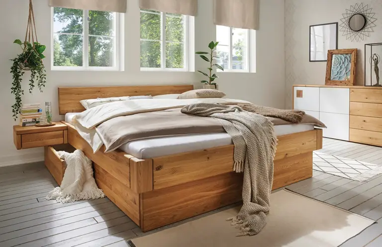 Gemütliches Schlafzimmer mit Massivholzbett, integriertem Stauraum, schwebenden Nachttischen und heller Einrichtung – praktische und platzsparende Schlafzimmerlösung für kleine Wohnungen.